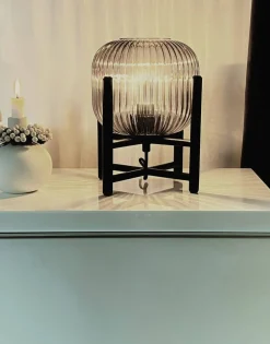 Aneta Lighting pöytävalaisin Vinda musta/savulasi* Outlet