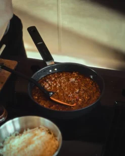 New Fiskars Hard Face paistokasari 24 cm kannella