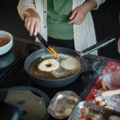 Hard Face paistokasari 28 cm kannella*Fiskars Hot