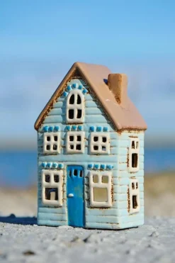 talolyhty Visby sininen ovi ja ruskea katto*IB Laursen Sale