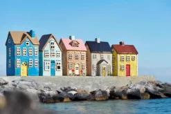 talolyhty Visby sininen ovi ja ruskea katto*IB Laursen Sale