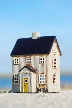 talolyhty Visby polkupyörä edessä ja musta katto*IB Laursen Clearance