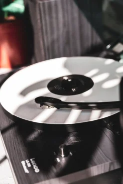 Clearance Lenco vinyylilevysoitin + kaiuttimet LS-300  musta