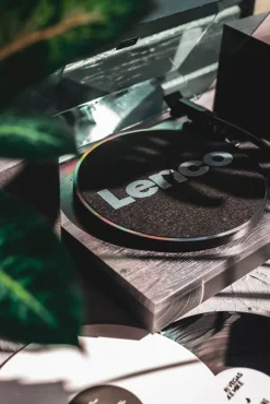 Clearance Lenco vinyylilevysoitin + kaiuttimet LS-300  musta