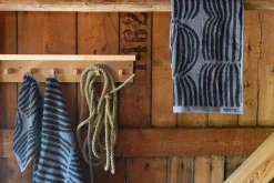 Vilja käsipyyhe musta 50x70 cm*Pentik Hot