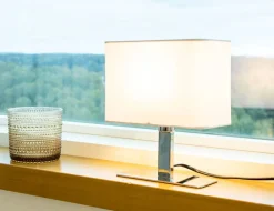 Iben pöytävalaisin kromi/valkoinen varjostin*Sessak Outlet