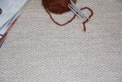 Best VM-Carpet Aho 72 beige, kapea pellavakantti Ø 133 cm