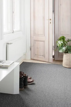 Hot VM-Carpet Balanssi 98 tummanharmaa, 80*250m, kantti 5460