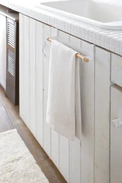 Clearance Yamazaki pyyheteline kaapinoveen